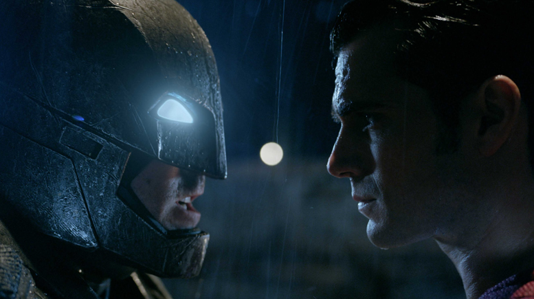 BATMAN VS SUPERMAN: Foto mostra bastidores da briga no telhado